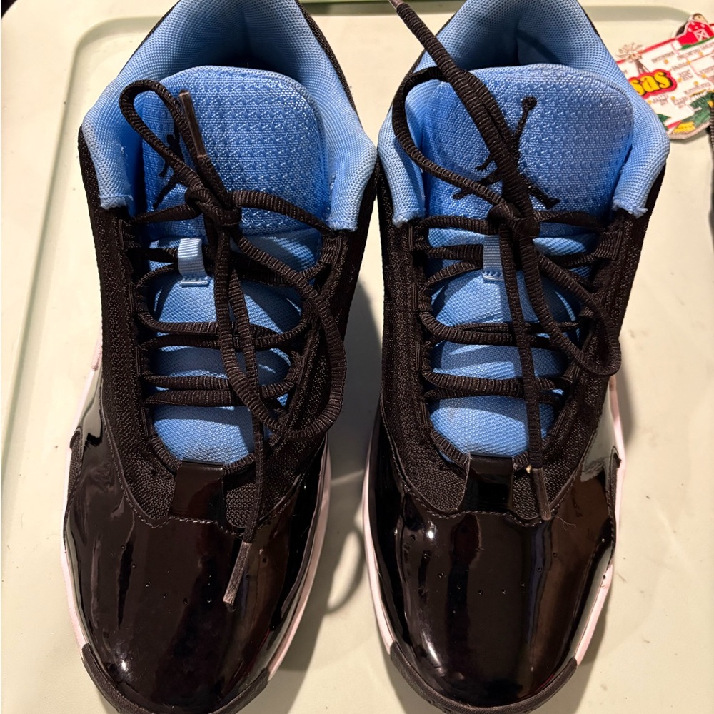 Jordan Max Aura 6 Black University Basketball
